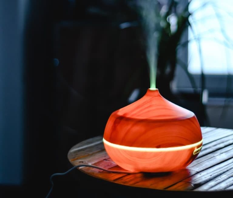 Diffuseur d'huiles essentielles créant une ambiance relaxante